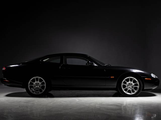 Image 1/37 de Jaguar XKR (1998)