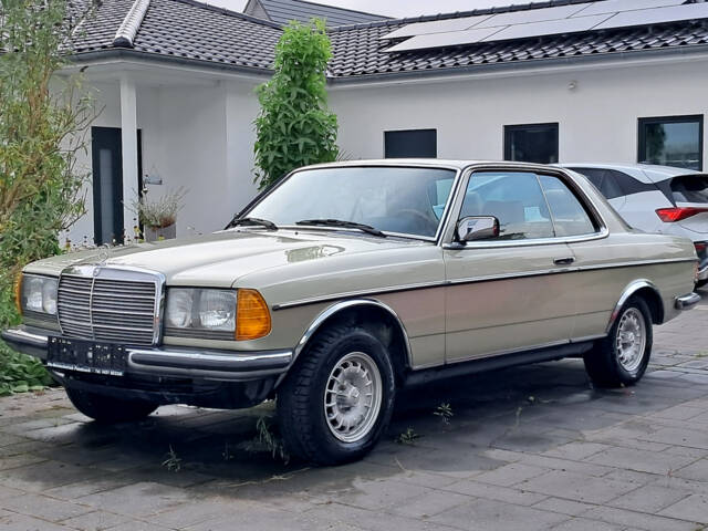 Bild 1/22 von Mercedes-Benz 230 CE (1983)