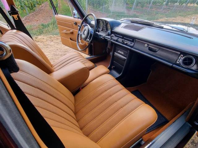Mercedes-Benz 220