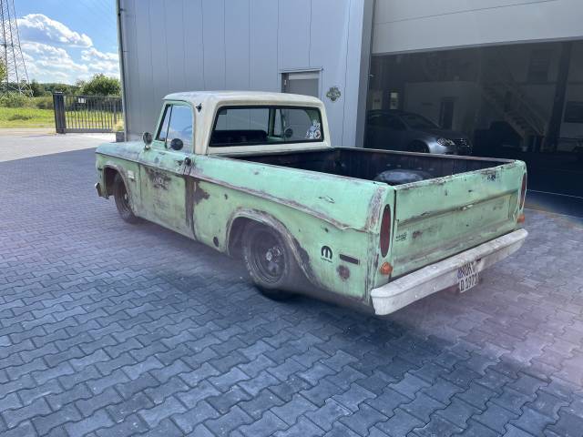 Dodge D 100