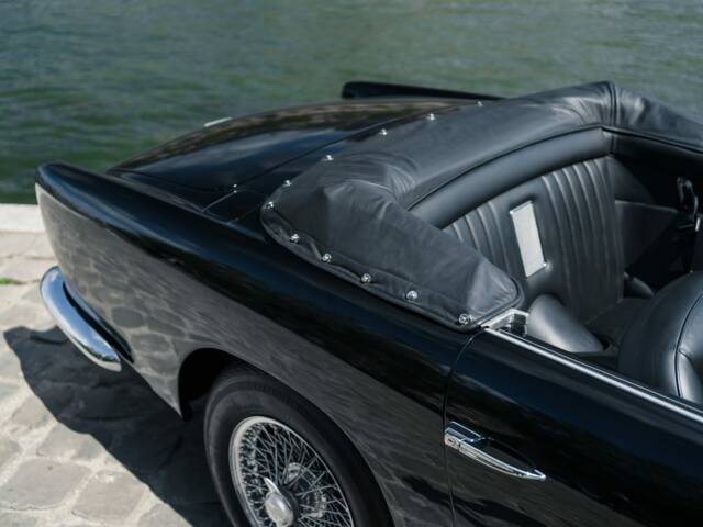 Aston Martin DB 5 Volante