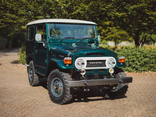 Image 1/7 of Toyota Land Cruiser FJ 45 (1976)