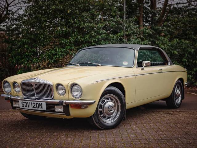 Image 1/8 of Daimler Double Six (1975)