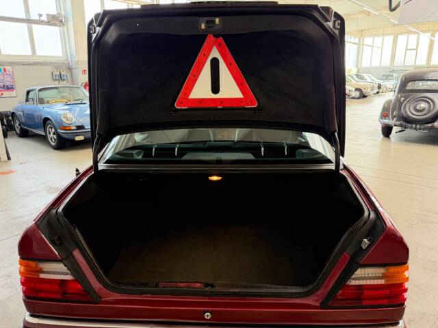 Mercedes-Benz 230 E