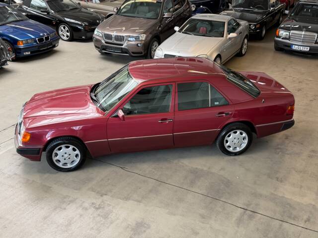 Mercedes-Benz 230 E