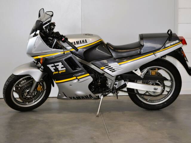 Yamaha FZ 750