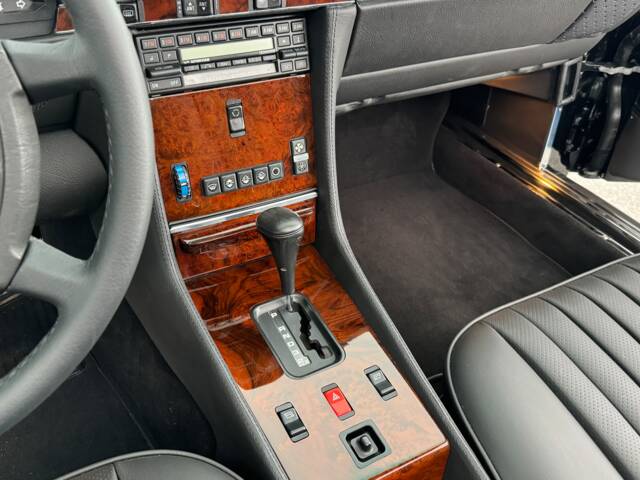 Mercedes-Benz 560 SL