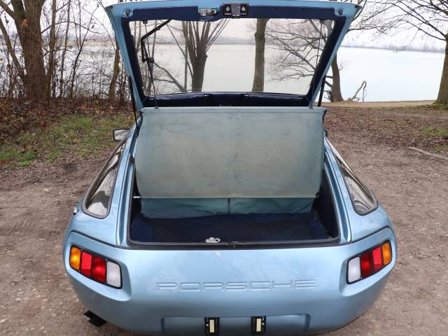 Porsche 928 - Trunk