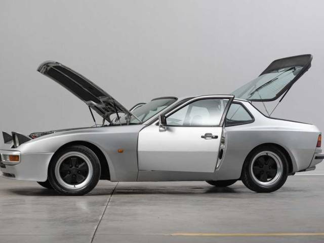 Porsche 944