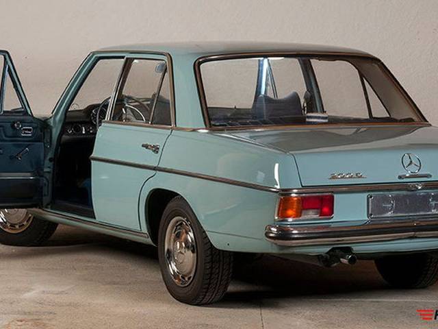 Mercedes-Benz 200 D