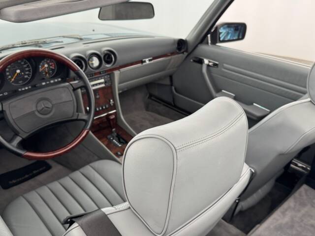 Mercedes-Benz 560 SL