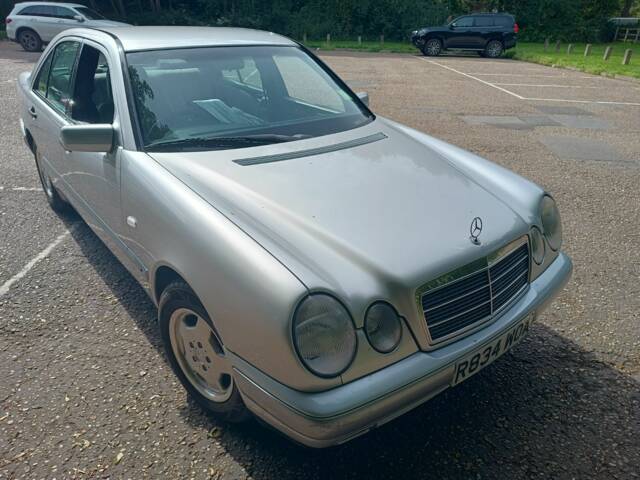 Mercedes-Benz E 240
