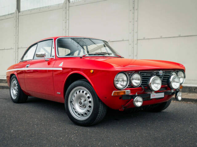 Bild 1/54 von Alfa Romeo Giulia GT 1300 Junior (1975)