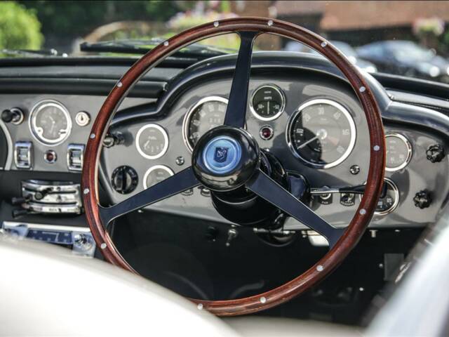 Aston Martin DB 6 Volante