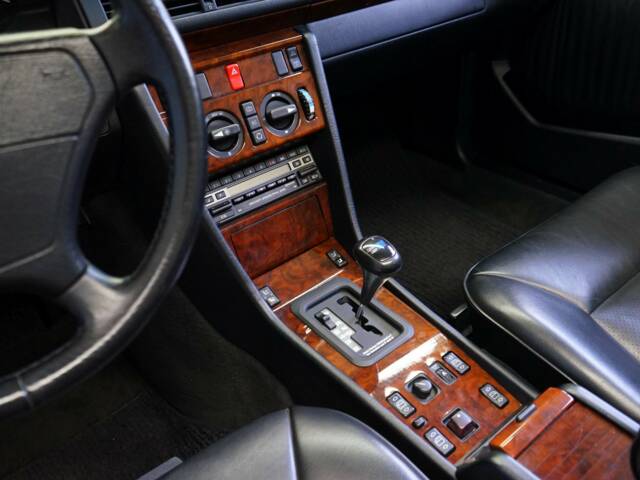Mercedes-Benz 300 CE-24