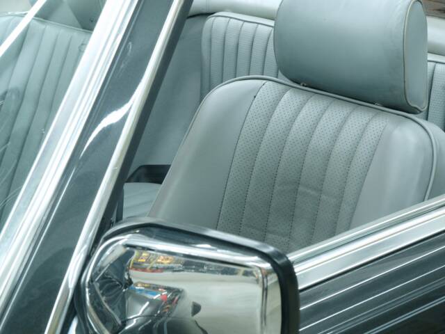 Mercedes-Benz 560 SL