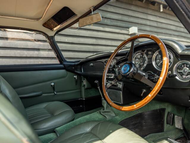 Aston Martin DB 4