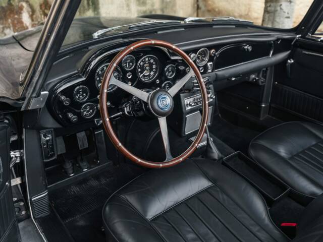 Aston Martin DB 5 Volante