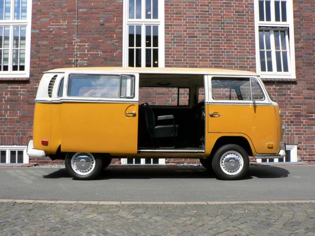 Volkswagen T2a minibus