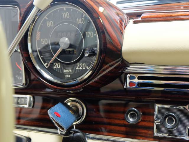 Mercedes-Benz 300 SE