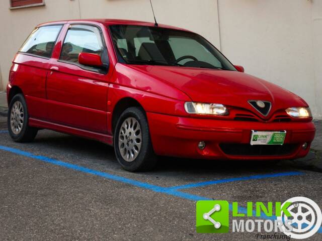Image 1/9 de Alfa Romeo 145 1.4 T. Spark (2000)