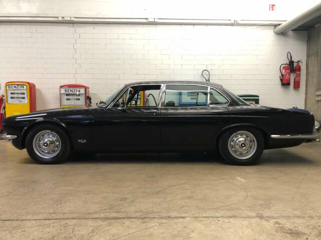Image 1/12 of Jaguar XJ 6 L 4.2 (1976)