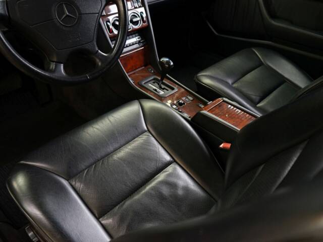 Mercedes-Benz E 320