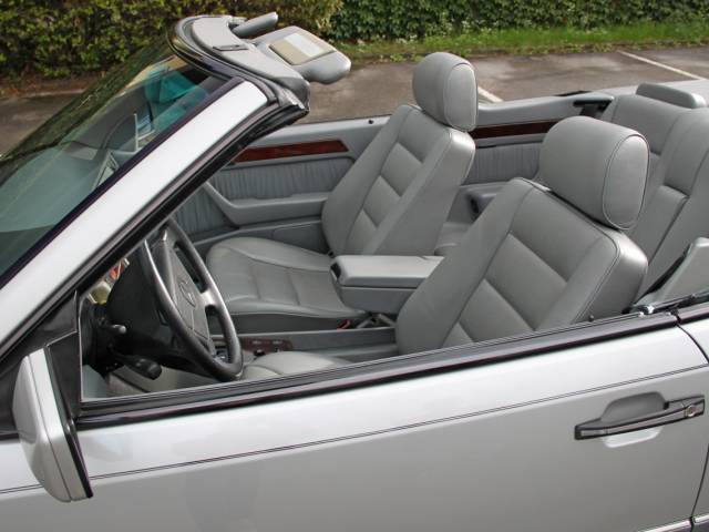 Mercedes-Benz E 320