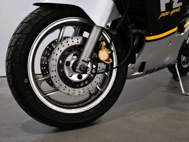 Yamaha FZ 750