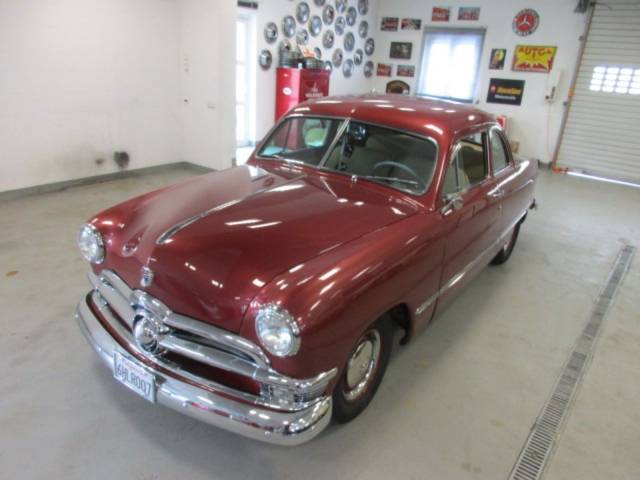 Image 1/15 of Ford Custom DeLuxe Club Coupe (1950)