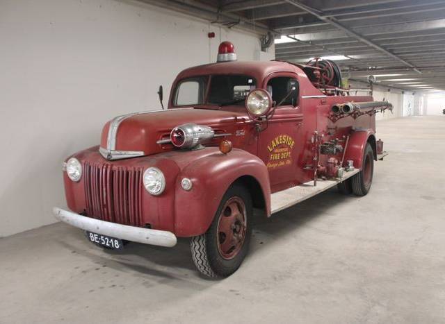 Image 1/9 of Ford Fire Truck (1946)