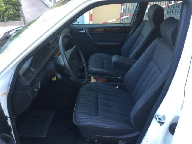 Mercedes-Benz 200 E
