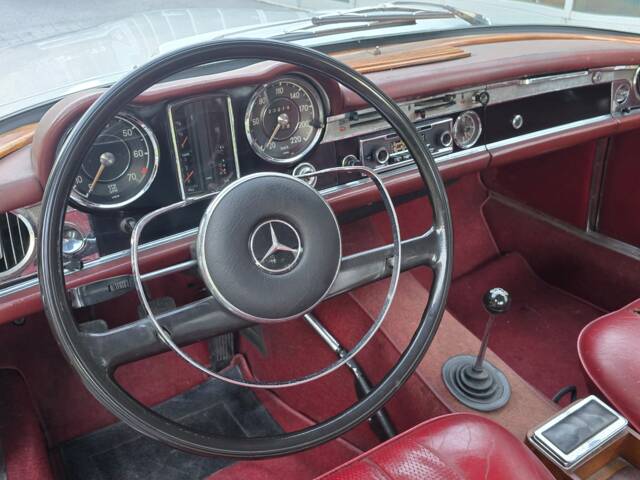 Mercedes-Benz 230 SL