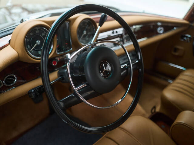 Mercedes-Benz 280 SE