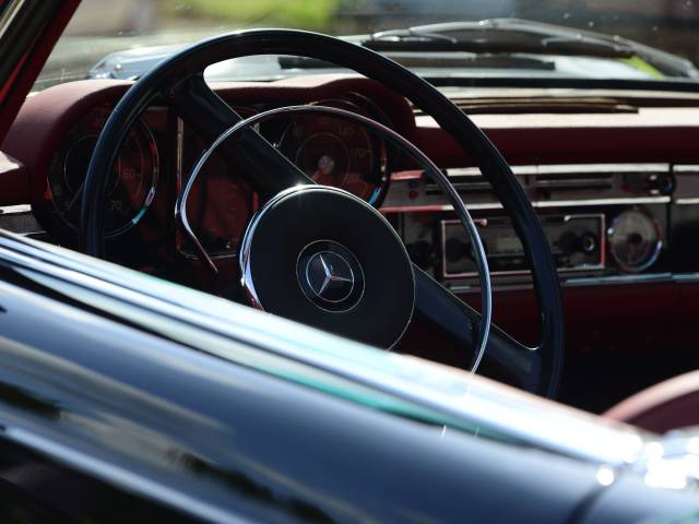 Mercedes-Benz 230 SL