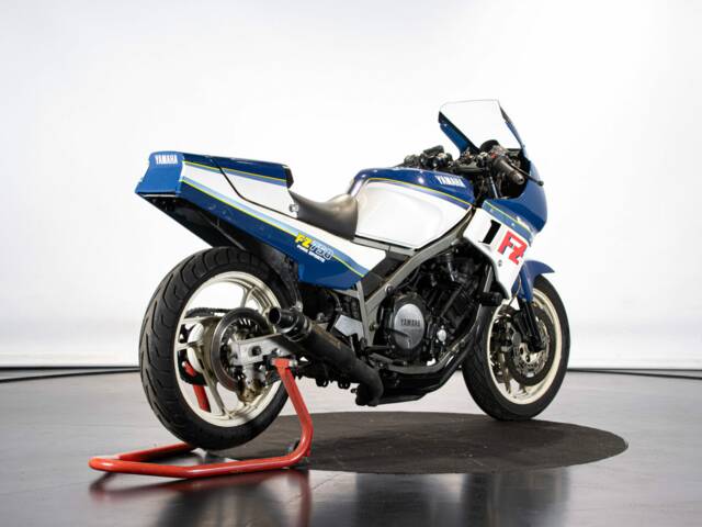 Yamaha FZ 750