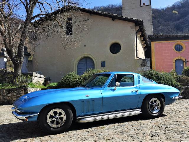 Chevrolet Corvette Sting Ray - Superbe, Stingray Spirit, Blue on Blue, Side Pipes Exhaust sound, Classic wheels Covers -