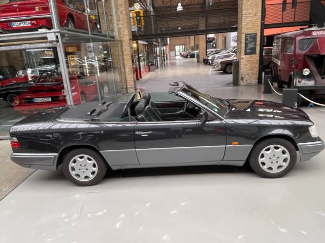 Image 1/22 de Mercedes-Benz E 200 (1995)