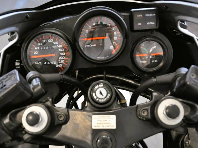 Yamaha FZ 750
