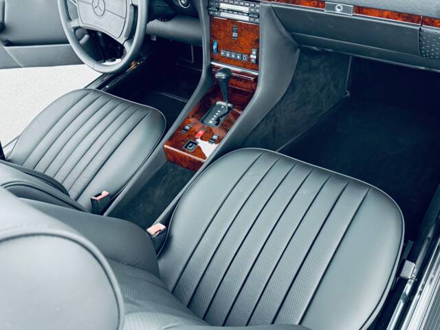 Mercedes-Benz 560 SL