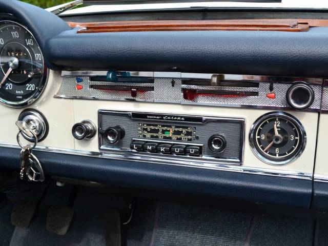 Mercedes-Benz 230 SL