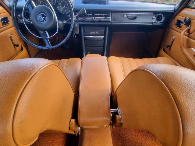 Mercedes-Benz 220