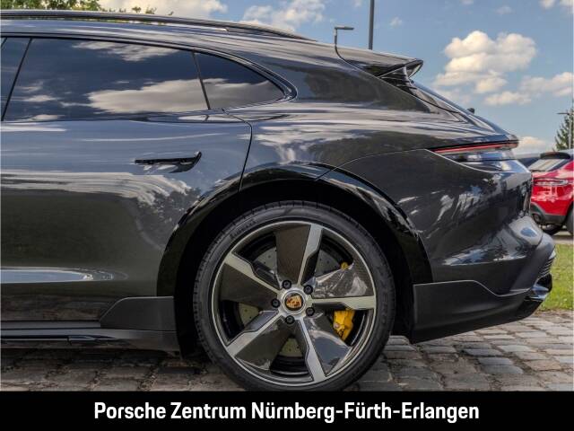 Porsche Taycan Turbo S Cross Turismo
