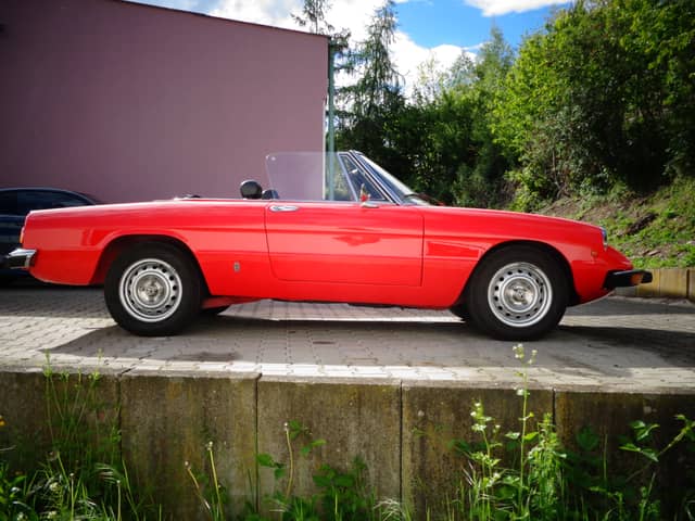 Alfa Romeo 2000 Spider Veloce - Sehr aufwändiger neuer Lackaufbau, super Spaltmaße