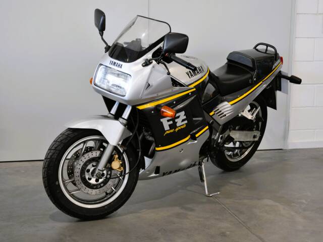 Yamaha FZ 750