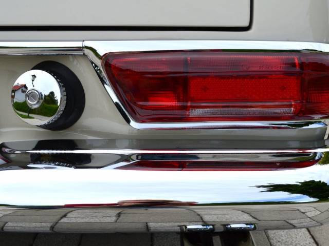 Mercedes-Benz 230 SL