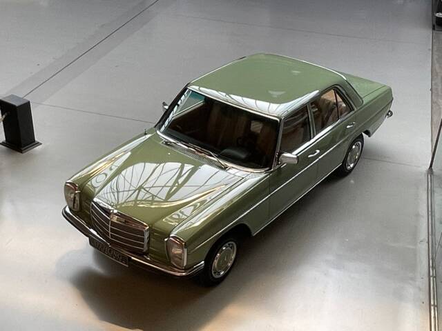 Imagen 1/69 de Mercedes-Benz 200 (1975)