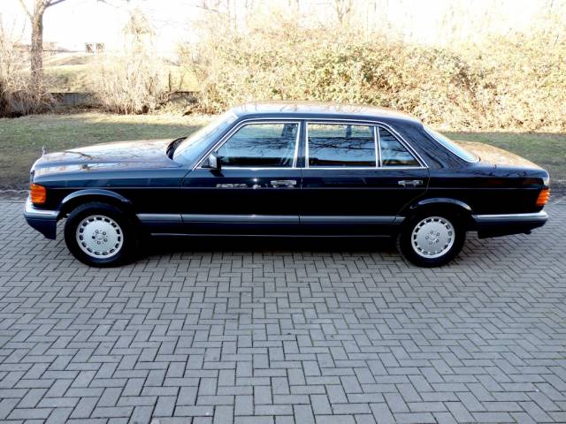 Mercedes-Benz 560 SEL