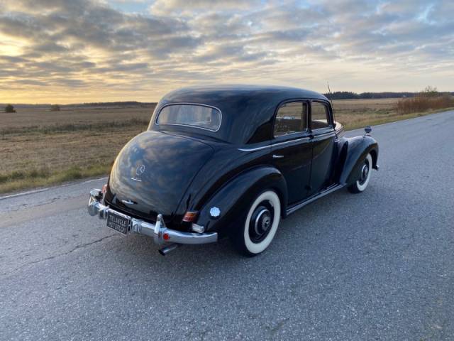 Mercedes-Benz 220