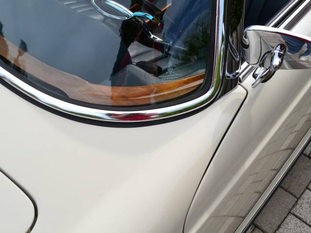 Mercedes-Benz 230 SL